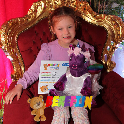 Maak je eigen knuffelbeer luna de eenhoorn in haar bruidsjurk cadeau aan het pasgetrouwde koppel tijdens hun trouwfeest