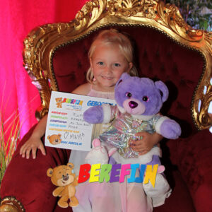 Knuffelbeer Glitz de paarse teddybeer straalt in haar prinsessen jurkje