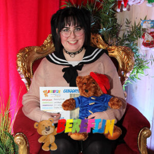 Build a bear workshop - faire votre propre ours en peluche - paddington - chapeau rouge - manteau bleu - disney - amour