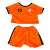 Laissez votre ours en peluche vibrer au rythme de la Coupe du Monde de la FIFA avec cette tenue de football orange spécialement conçue pour les ours en peluche. Rendez-vous vite sur berefijn.be